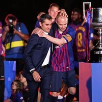 Andrés Iniesta abrazando al entrenador del F.C. Barcelona Ernesto Valverde