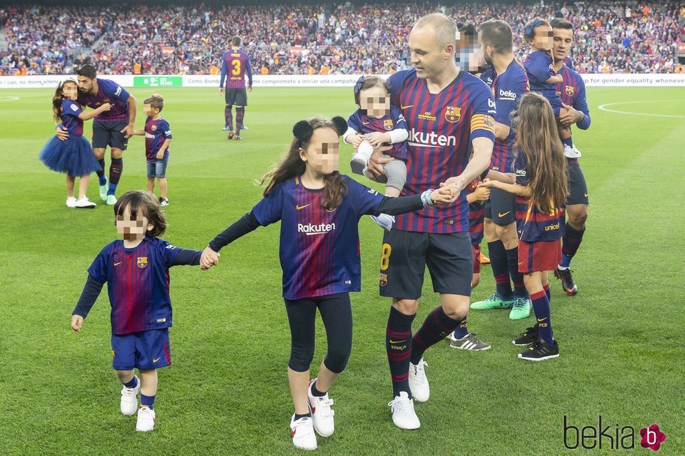 Andrés Iniesta despidiéndose del F.C. Barcelona con sus tres hijos