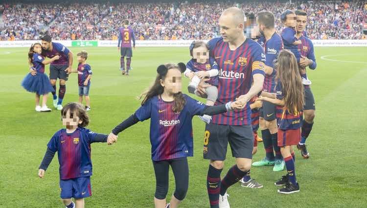 Andrés Iniesta despidiéndose del F.C. Barcelona con sus tres hijos