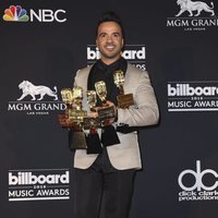 Luis Fonsi con sus 5 premios tras la gala de los Billboard 2018