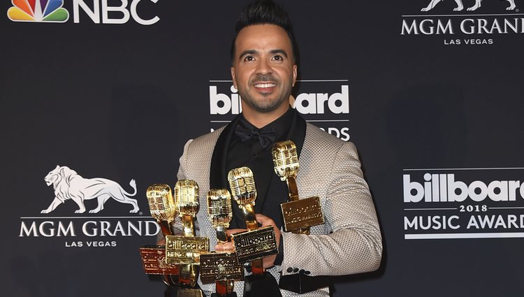 Luis Fonsi con sus 5 premios tras la gala de los Billboard 2018