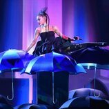 Ariana Grande durante su actuación en los premios Billboard 2018