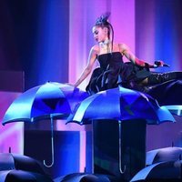 Ariana Grande durante su actuación en los premios Billboard 2018