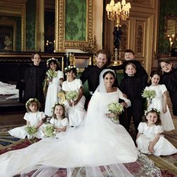 El Príncipe Harry y Meghan Markle posando con sus pajes y damitas de boda