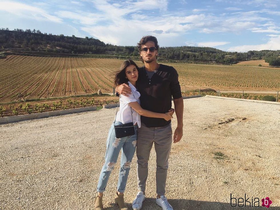 Feliciano López y Sandra Gago visitando una bodega