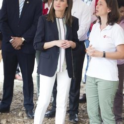 Doña Letizia atiende a las explicaciones de una cooperadora en República Dominicana