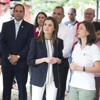 Doña Letizia atiende a las explicaciones de una cooperadora en República Dominicana