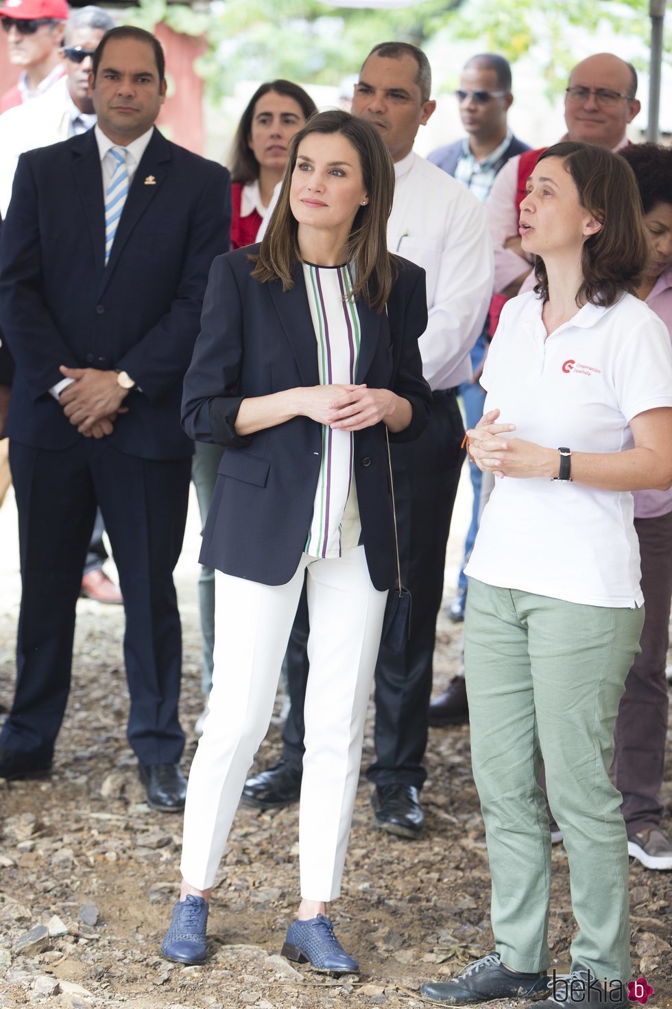 Doña Letizia atiende a las explicaciones de una cooperadora en República Dominicana