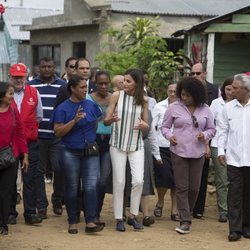 Doña Letizia llegando a visitar una instalación de agua en República Dominicana