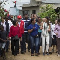 Doña Letizia llegando a visitar una instalación de agua en República Dominicana