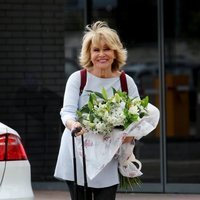 Mila Ximénez con un ramo de flores