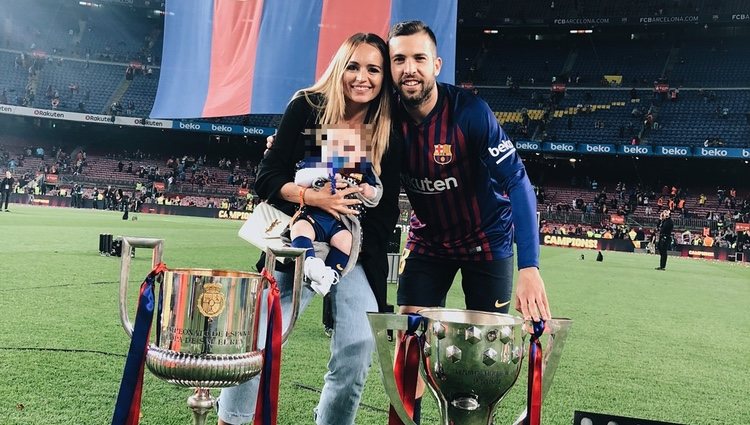 Romarey Ventura, Jordi Alba y su hijo Piero en celebrando el título de la Liga 2018