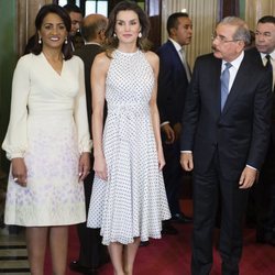 Doña Letizia posa junto al Presidente de República Dominicana y la Primera Dama