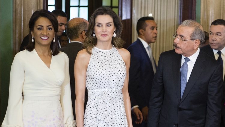 Doña Letizia posa junto al Presidente de República Dominicana y la Primera Dama