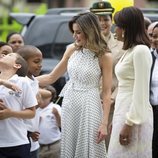 Doña Letizia saluda a unos niños junto a la Primera Dama de República Dominicana