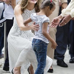 Doña Letizia jugando con una niña durante su viaje de cooperación a República Dominicana