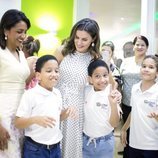 Doña Letizia posa rodeada de niños durante su viaje de cooperación a República Dominicana