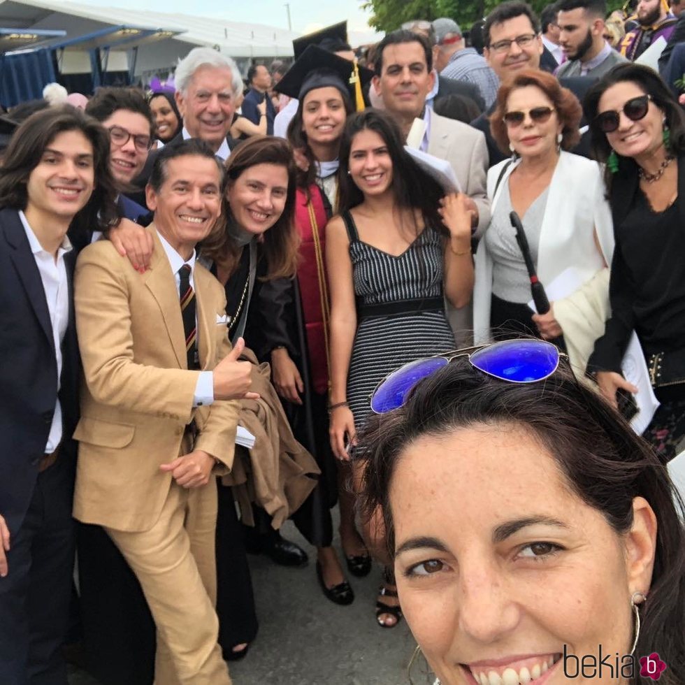 Mario Vargas Llosa en la graduación de su nieta Adriana con toda su familia