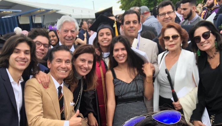 Mario Vargas Llosa en la graduación de su nieta Adriana con toda su familia