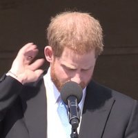 El Príncipe Harry espanta una abeja de su oreja en su primera aparición tras su boda con Meghan Markle