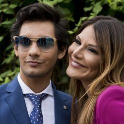 Ivonne Reyes y su hijo, Alejandro Reyes, durante su graduación en 2º de Bachiller