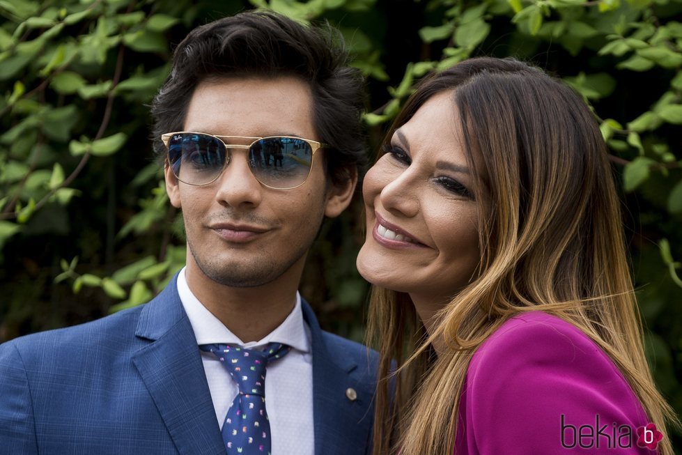 Ivonne Reyes y su hijo, Alejandro Reyes, durante su graduación en 2º de Bachiller