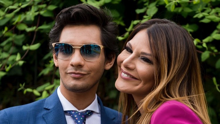 Ivonne Reyes y su hijo, Alejandro Reyes, durante su graduación en 2º de Bachiller