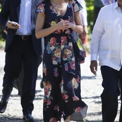 La Reina Letizia, muy sonriente y floreada en su viaje de cooperación en República Dominicana