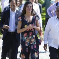 La Reina Letizia, muy sonriente y floreada en su viaje de cooperación en República Dominicana