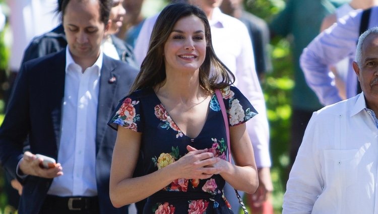 La Reina Letizia, muy sonriente y floreada en su viaje de cooperación en República Dominicana