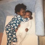 Los hijos de Kim Kardashian, Saint y Chicago West, abrazados en el sofá