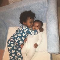 Los hijos de Kim Kardashian, Saint y Chicago West, abrazados en el sofá