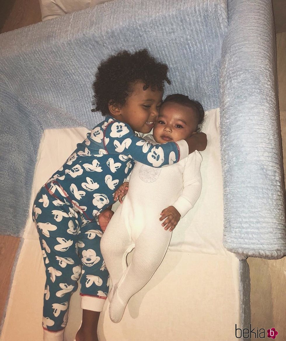 Los hijos de Kim Kardashian, Saint y Chicago West, abrazados en el sofá