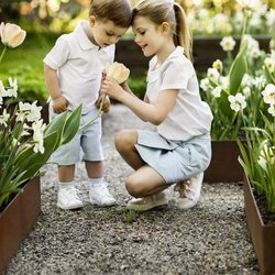 Estela y Oscar de Suecia con una flor en un posado primaveral