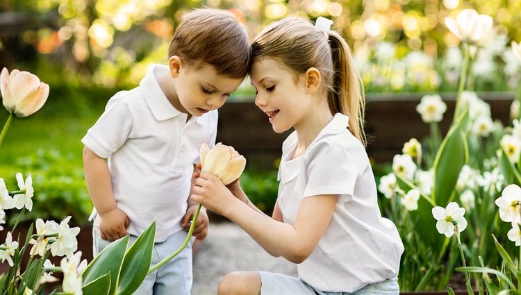 Estela y Oscar de Suecia con una flor en un posado primaveral