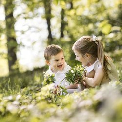 Estela y Oscar de Suecia, muy sonrientes entre flores