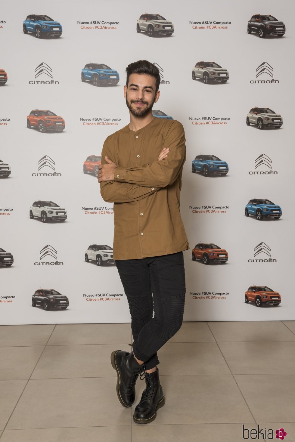 Agoney posando en un evento de una marca de coches