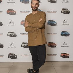 Agoney posando en un evento de una marca de coches