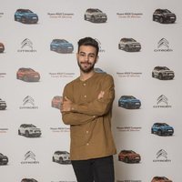 Agoney posando en un evento de una marca de coches