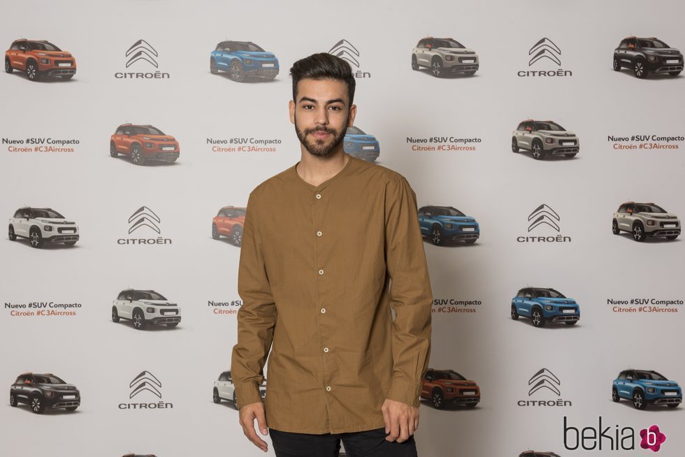 Agoney posa en un evento de una marca coches de la que es embajador