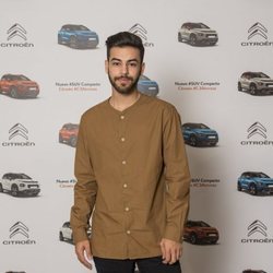 Agoney posa en un evento de una marca coches de la que es embajador