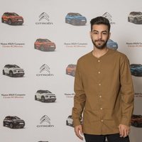 Agoney posa en un evento de una marca coches de la que es embajador