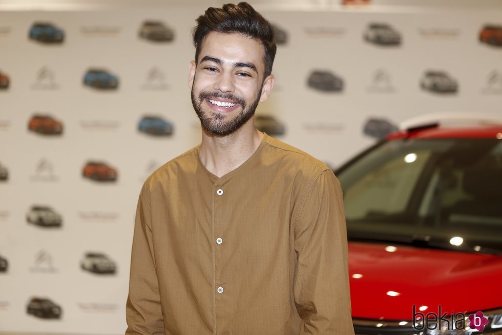 Agoney, muy sonriente en un evento de coches