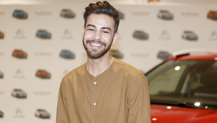 Agoney, muy sonriente en un evento de coches