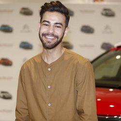 Agoney, muy sonriente en un evento de coches