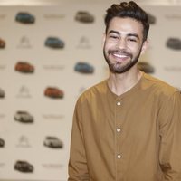 Agoney, muy sonriente en un evento de coches