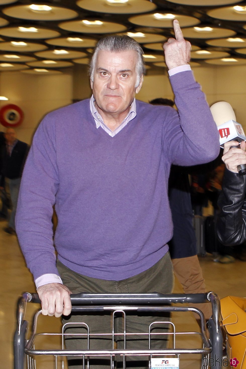 Luis Bárcenas haciendo una peineta a la prensa en el Aeropuerto Adolfo Suárez Madrid-Barajas