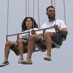 Chabelita Pantoja y Alberto Isla en unos columpios voladores