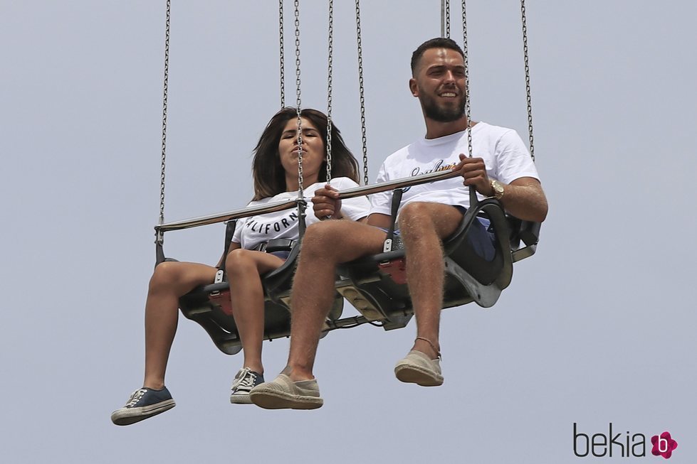 Chabelita Pantoja y Alberto Isla en unos columpios voladores