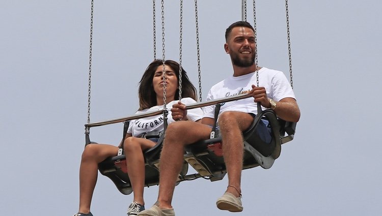 Chabelita Pantoja y Alberto Isla en unos columpios voladores